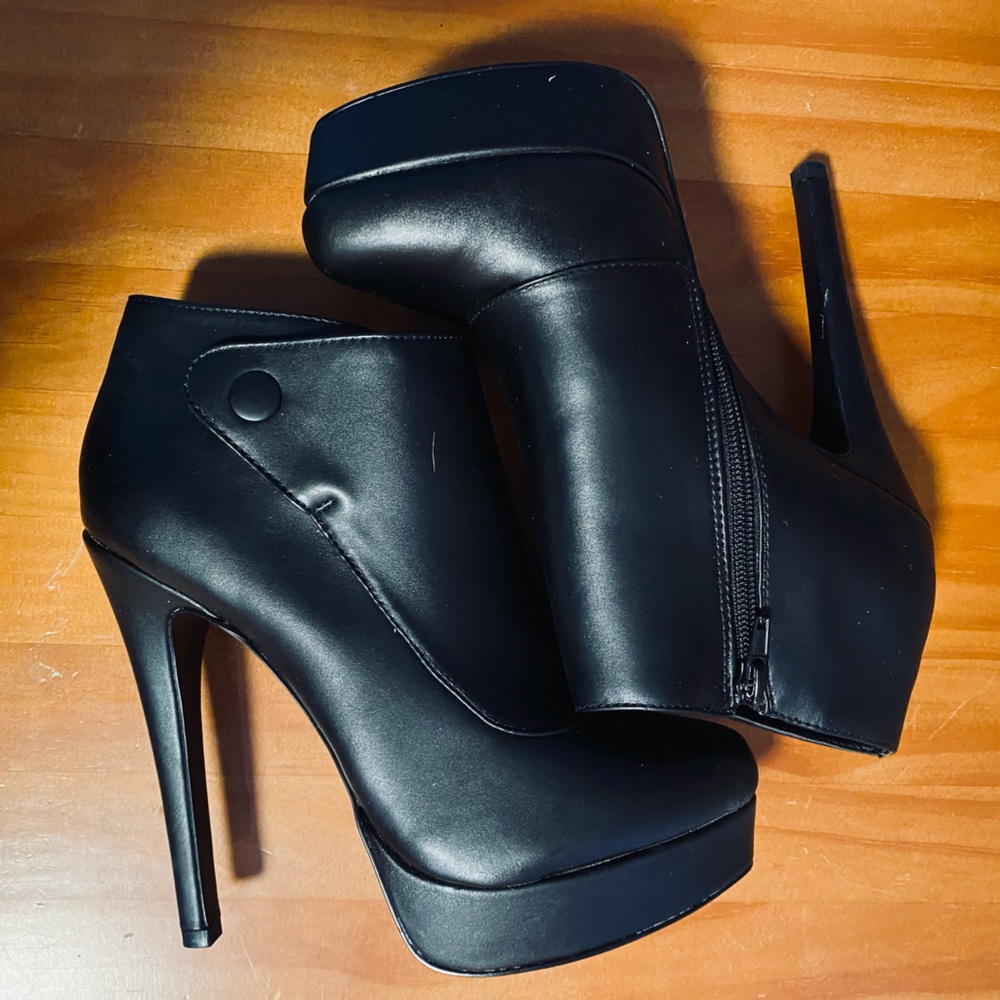 Chinese laundry 5” platform stiletto ankle bootie.Never worn